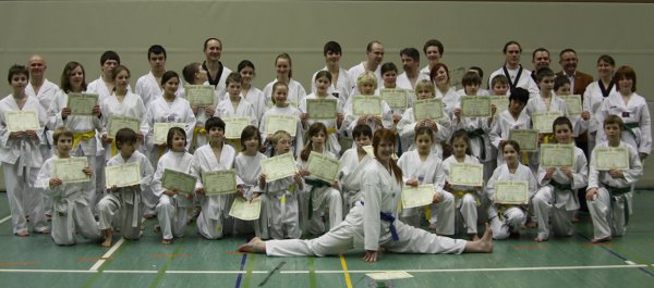 Gruppenbild: Teilnehmer, Prüfer und Trainer Gruppenbild