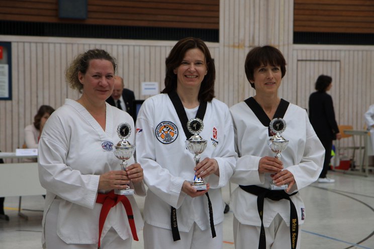 ganz rechts: Britta Scherer, 1. Platz Master 1 weiblich, 40-44