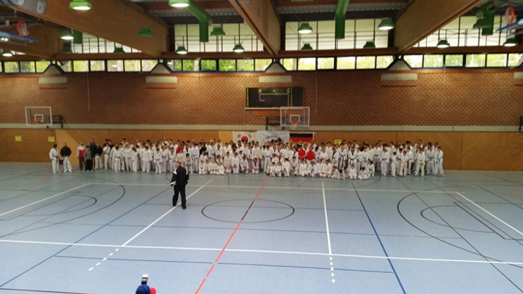 Gruppenfoto aller Teilnehmer