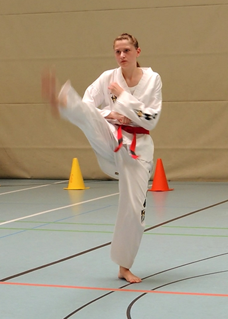 Celina Adam bei der Form taeguek pal-jang